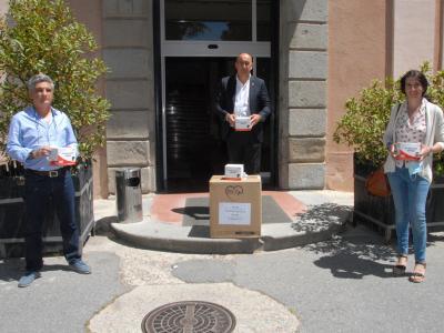 Imagen El ayuntamiento de Chañe hace entrega a la Diputación de 1.200 mascarillas para distribuir en los centros residenciales y los CEAAS
