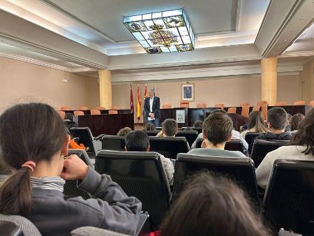 Imagen Los alumnos del Colegio Maristas visitan la Diputación para celebrar el Día de la Paz